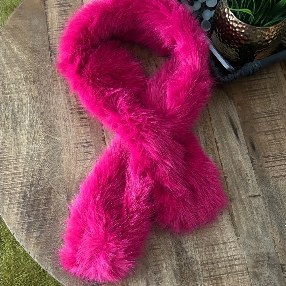 Luxurious Pink Faux Fur Scarf - Picture 2 of 3